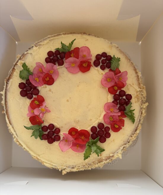 Olu biskvīta torte ar vārītā sviesta krēma un dzērveņu ievārījuma pildījumu